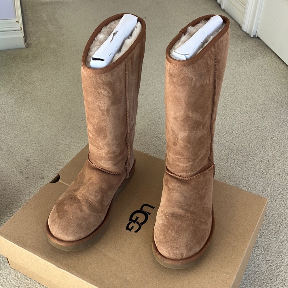 Size 9 women’s classic tall UGGS chestnut